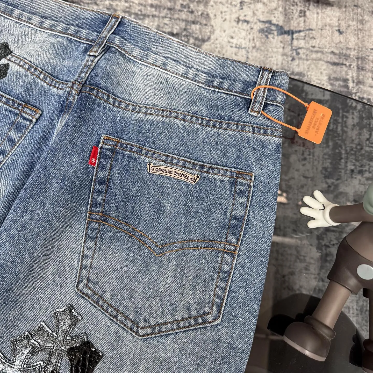 P260 Chromehearts washed blue starry sky crocodile patch leather jeans adopt starry sky theme leather elements, mostly presented in the shape of a cross, with glitter on the leather surface. Unique design, simple and elegant details, exquisite workmanship, the entire trousers are neatly routed, and the details are in place! Ceiling-level jeans, a pair that is hard to find at the counter. About Zangyin, this is an extremely luxurious fashion brand that can also be called the aristocrat of the high street. It has always been an exclusive brand for some hipsters or the rich second generation. It is more luxurious and noble than ordinary high streets. It is more fashionable and individual than luxury brands. Top heavy industry fashion design has always been created in high street luxury style. Speaking of this style, Zangyin family and GU family are definitely the leading representative brands, especially the Zangyin family's creation of high street style. It has really achieved a state-of-the-art effect. The color system of this model is made of unique washed materials. It is already quite eye-catching. It is decorated with pink patchwork cross flowers, which cleverly highlights the charm of the brand. Secondly, this model adopts a classic high-waist cutting design, which highlights the long legs and fashionable temperament of the upper body. The brand is highly recognizable and the slim-fitting configuration is more suitable for daily wear. Personality, fashion, and specification interpretation are all at a glance. Needless to say, materials and craftsmanship. As an excellent craftsman brand, Zangyin’s requirements for details and craftsmanship are really perfect. The washed color of this model has gone through a lot of processes, not to mention the embellishment of the denim appliqués. It is also purely hand-made and sewn. Just like what they believe in, only hand-made things have soul and have the meaning of wearing. A top-notch heavy-duty fashionable denim item. Recommended by both hands. Size: 28/30/32/34/36 Waist: 73/78/83/88/93 Knee: 52/53.5/55/56.5/58 Pants length: 100/102/104/106/108
